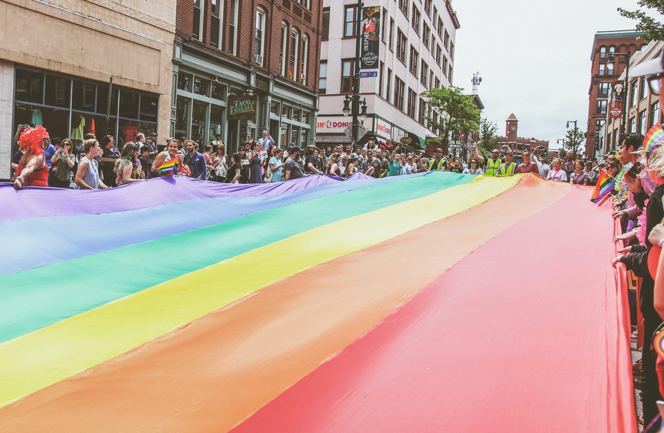 Pride Flagge bei Pride Marsch