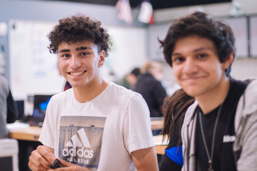 Schüler lächeln in die Kamera