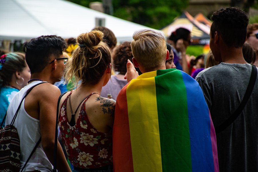 Menschenmenge mit Pride-Flagge